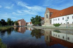 Il fiume scorre proprio alle spalle della Chiesa della Presentazione della Vergine Maria a Ceske Budejovice, in Repubblica Ceca - foto © Mikhail Markovskiy / Shutterstock.com