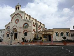 La chiesa della Santa Famiglia e il Museo delle Memorie di Padre Pio nel villaggio di Pietrelcina, Campania - © Lucamato / Shutterstock.com
