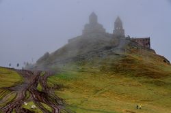 Chiesa della Trinità di Gergeti, Georgia, fotografata con la foschia. Costruita nel XIV° secolo, è l'unica con struttura a croce inscritta nell'area di Khevi.
