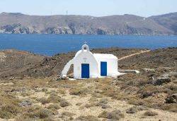 La piccola chiesa di Agios Iacobos nella baia di Aghios Sostis a Mykonos - © Lagui / Shutterstock.com
