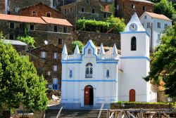 Chiesa di Nostra Signora da Conceicao a Piodao, Portogallo - Calce bianca e particolari azzurri per il principale edificio religioso della città portoghese: eretta dalla popolazione agli ...