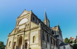 La chiesa di Notre-Dame-des-Victoires, costruita nella prima metà del XIX secolo in stile neoclassico, una delle principali chiese di Trouville-sur-Mer (Normandia, Francia).
