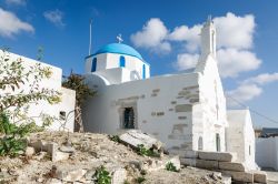 Chiesa di Parikia, isola di Paros, Grecia. La cupola color azzurro cielo sovrastata da una croce contrasta con il bianco della calce che riveste i muri esterni, costruiti in sasso, di questo ...