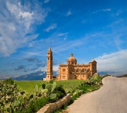 Il santuario nazionale di Ta 'Pinu a Gharb, nell'isola di Gozo (Malta) - Questo edificio ecclesiastico ha una storia particolarissima. A differenza di molti complessi liturgici che sono ...