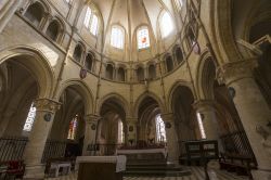 Chiesa di Saint Quiriace a Provins (Francia): uno scorcio interno dell'edificio religioso con l'altare maggiore e la cupola - © photogolfer / Shutterstock.com