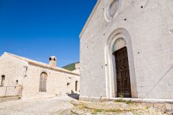 La Chiesa di San Donato si trova a Campello Alto, il borgo sul fiume Clitunno in Umbria - © imagesef / Shutterstock.com