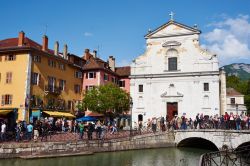 La chiesa di San Francesco di Sales nel centro di Annecy, Francia. Prima di essere trasferite nella cattedrale, le spoglie di San Francesco di Sales e Jeanne de Chantal furono ospitate qui  ...