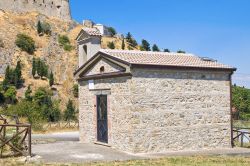 La chiesa di San Gerardo ai piedi dela rupe sulla quale sorge il Castello Normanno-Svevo di Deliceto, Puglia.
