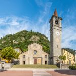 Chiesa di San Giorgio a Varenna, Lombardia. Costruita fra il 1250 e il 1313, la chiesa dedicata a San Giorgio è di origine medievale. Il suo stile è una via di mezzo fra gotico ...