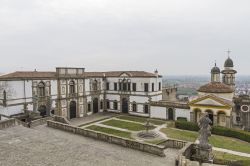 Chiesa di San Giorgio e Villa Duodo a Monselice, Veneto, Italia. Una bella immagine del santuario di San Giorgio, detto anche dei Santi, dove nel 1651 vennero traslati da Roma i corpi e le reliquie ...