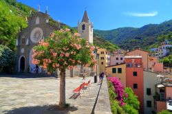 La Chiesa di San Giovanni Battista nel borgo di Riomaggiore, Cinque Terre (Liguria)