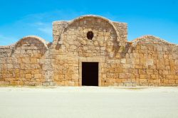 La chiesa di San Giovanni di Sinis, Cabras, Sardegna. La caratteristica facciata paleocristiana dell'edificio religioso costruito su un'antica necropoli punica e in seguito cristiana.



 ...