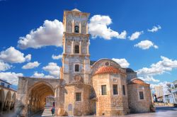Chiesa di San Lazzaro a Larnaka (isola di Cipro) in una giornata con cielo blu e le nuvole.

