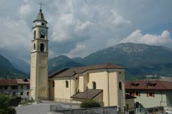 Chiesa di San Lorenzo Martire a Cinte Tesino in Trentino. Edificato sul finire del '400, questo edificio religioso si presenta con un'evidente caratteristica architettonica: il campanile, ...