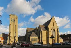 L'Église Saint-Martin (chiesa di San Martino) è la principale chiesa della città di Bergues, la località in cui è stato girato nel 2008 il film "Giù ...