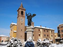 Chiesa di San Martino e monumento ai caduti a Conselice, dopo una nevicata invernale