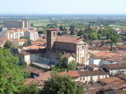 La Chiesa di San Martino fotografata dal punto panoramico offerto dal Castello di Rivoli torinese - © Claudio Divizia/ Shutterstock.com