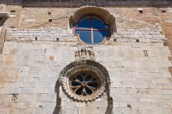 Particolari della facciata della Chiesa di San Severino Abate a San Severo, Puglia - La splendida Chiesa di San Severino, dichiarata monumento nazionale, è la chiesa più antica ...