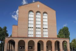 La Chiesa di Sant Antonio si trova a Marghera, la cittadina praticamente unita a quella di Mestre - © photobeginner / Shutterstock.com