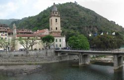 La chiesa di Sant'Antonio Abate e il ponte moderno sul fiume Nervia a Dolceacqua © wikipedia