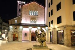 Chiesa di Sant Pere Màrtir a Andorra la Vella by night, Andorra. Costruita nel 1956 su progetto dell'architetto Josep Danés, si presenta in stile neo romanico e in pietra di ...