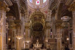 Interno della chiesa di Santa Margherita di Antiochia, che da il nome alla città della Rivera di l
Levante in Liguria - © Anton_Ivanov / Shutterstock.com 