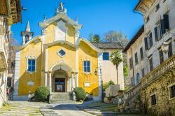 La chiesa di Santa Maria Assunta a Orta San Giulio, Piemonte, Italia. Sulla sommità della salita della Motta si erge questo bell'edificio religioso costruito per volere degli abitanti ...