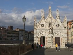 La chiesa di Santa Maria della Spina a Pisa, Toscana. E' considerata uno dei capolavori del gotico italiano. Sorge lungo il fiume Arno a pochi passi dall'estremità sud del Ponte ...