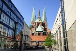 La chiesa di Santa Maria vista da Schrangen, la strada situata nella parte vecchia della città di Lubecca (Germania).
