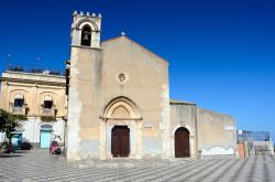 Chiesa di Sant'Agostino a Taormina, Sicilia. Si trova in piazza IV Aprile proprio di fronte alla Torre dell'Orologio. Intitolata originariamente a San Sebastiano, nel 1530 venne dedicata ...