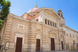 Chiesa di Sant'Antonio a Fasano, Puglia, Italia. Consacrata nel 1753 questa chiesa subì un crollo rese necessari diversi interventi di ripristino. Solo in anni più recenti ...