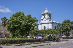 La chiesa di Santo Amaro, nel centro della cittadina di Tarrafal, nel nord dell'isola di Santiago (Capo Verde) village of Tarrafal - © Salvador Aznar / Shutterstock.com