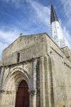La chiesa di Santo Stefano nel villaggio di Ars-en-Ré, Ile-de-Ré, Francia. Il campanile dipinto di bianco e nero era un riferimento per i marinai.



