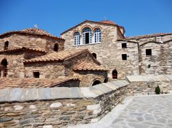 Chiesa in sasso sull'isola di Paros, Cicladi. Nonostante il bianco splendente sia il colore predominante delle case, delle strade e delle chiese, alcuni edifici religiosi sono stati costruiti ...