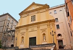 Chiesa di St. Charles nella vecchia città di Bastia, Corsica. E' anche conosciuta come chiesa di San Ignazio, in onore di Ignazio Loyola - © eFesenko / Shutterstock.com 