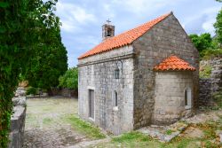 La chiesa di St. Jovan nella vecchia città di Bar, Montenegro. Costruita in pietra, ha tetto con tegole rosse  - © Katsiuba Volha / Shutterstock.com 