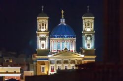 La chiesa di St. Nikolaos of the Rich a Ermopoli, isola di Syros, Cicladi, fotografata di notte. 

