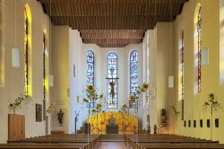 L'interno della chiesa di St. Nikolaus a Friedrichshafen addobbata per la Pentecoste. La chiesa, che ha origini medievali, fu distrutta durante la seconda guerra mondiale e ricostruita successivamente ...