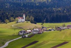 Chiesa di St. Volbenk nei dintorni di Cerknica, Slovenia - In Slovenia sorgono migliaia di chiese: sono rari i villaggi che ne sono privi e molti sono gli edifici religiosi solitari che sorgono ...