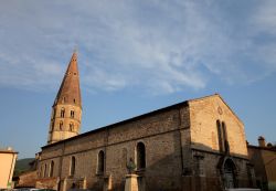 Chiesa e campanile di Cluny, Francia, fotografati al calar del sole.



