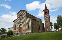 La chiesa e il campanile di San Savino, uno dei complessi architettonici più interessanti a Gazzola, Emilia Romagna - © Mi.Ti. / Shutterstock.com