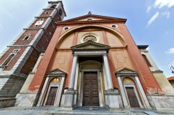 Chiesa e campanile nella cittò di Legnano in Lombardia