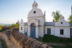 Chiesa e cimitero ebraico a Mikulov, Repubblica Ceca. A ricordo della storia ebraica della città l'antica sinagoga barocca è diventata un museo mentre una quarantina di case ...