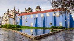 Chiesa e convento di Saint Augustine a Leiria, Portogallo. In questo ex complesso conventuale sorge un museo sulla storia della regione  - © RAndrei / Shutterstock.com