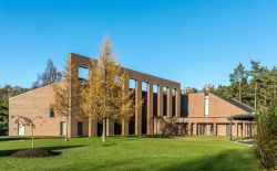 Chiesa e crematorio a Oddernes, Kristiansand, Norvegia. Siamo in un sobborgo del Comune di Kristiansand, nella contea di Vest-Agder - © Lillian Tveit / Shutterstock.com