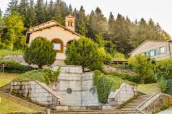 Chiesa e fontana medievale nel borgo toscano di Palazzuolo sul Senio, provincia di Firenze - © GoneWithTheWind / Shutterstock.com