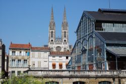 Chiesa e mercato a Niort, Francia: una bella immagine del sacro e profano.

