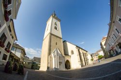 Chiesa e piazza di Villach, Austria: siamo nella seconda più grande città della Carinzia, regione situata nelle Alpi orientali - © GagliardiImages / Shutterstock.com