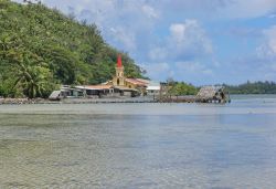 Chiesa e reti da pesca nel villaggio di Maeva, isola di Huahine, Polinesia Francese. L'isola fa parte dell'arcipelago delle Isole della Società.

