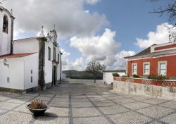 Chiesa e sagrato di Sao Bras de Alportel, Portogallo. Dall'ampio sagrato dell'edificio religioso si può ammirare il paesaggio che circonda questo borgo dell'Algarve.
